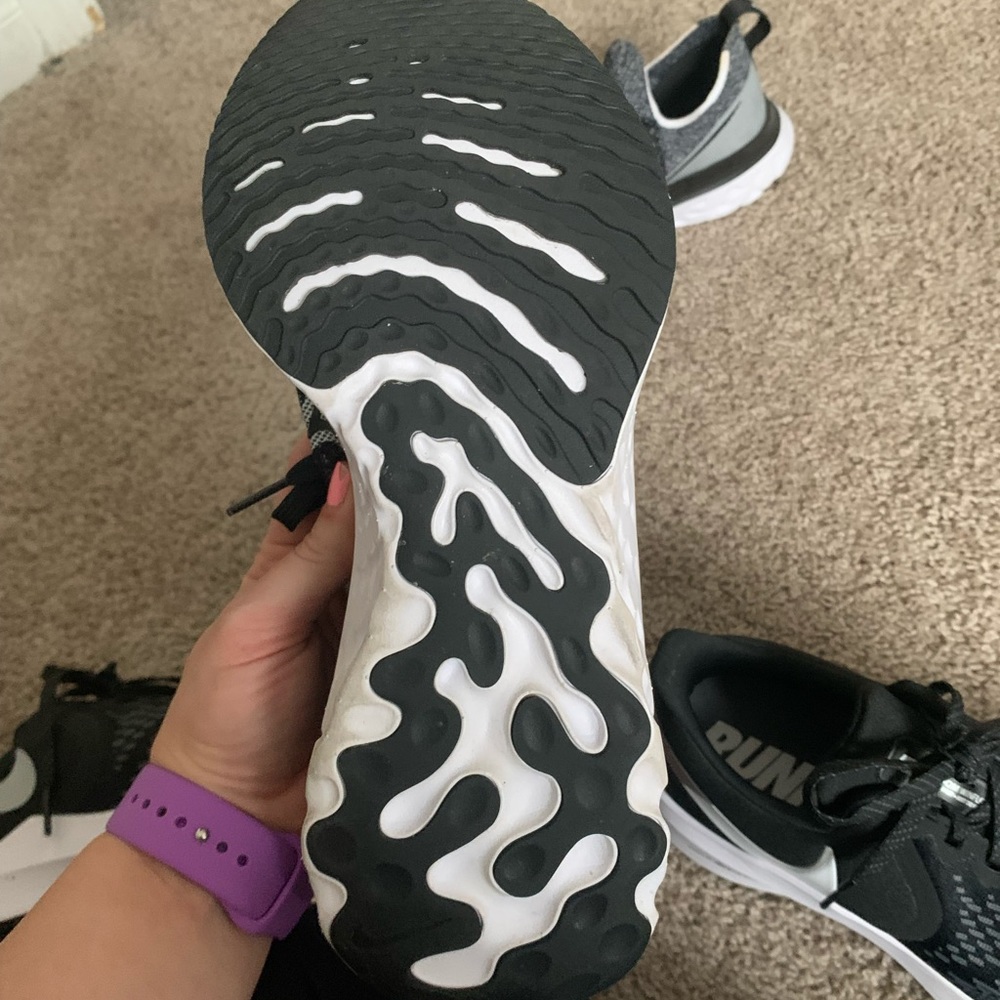 Women’s Nike tennis shoes size 9 - Picture 4 of 5
